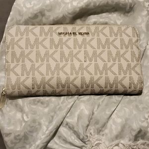 Large Michael Kors Jet Set Wallet